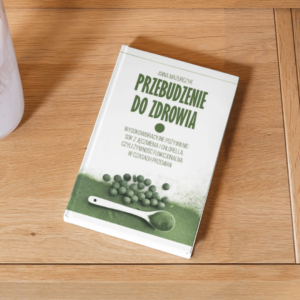 Książka "Przebudzenie do Zdrowia" autorstwa Anny Mazurczyk, prezentująca zalety chlorelli i młodego jęczmienia jako żywności funkcjonalnej wspierającej zdrowie i detoksykację organizmu.