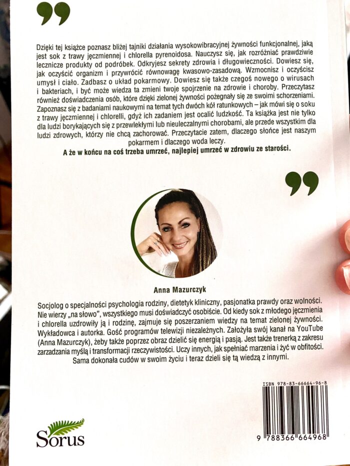 Tył okładki książki "Przebudzenie do Zdrowia" autorstwa Anny Mazurczyk. Zawiera opis książki, podkreślający korzyści zdrowotne chlorelli i młodego jęczmienia oraz rolę żywności funkcjonalnej w życiu. Zdjęcie autorki z krótką biografią, w której opisano jej pasję do zdrowia, niezależności i dzielenia się wiedzą. Na dole widoczne logo wydawnictwa Sorus i kod ISBN.