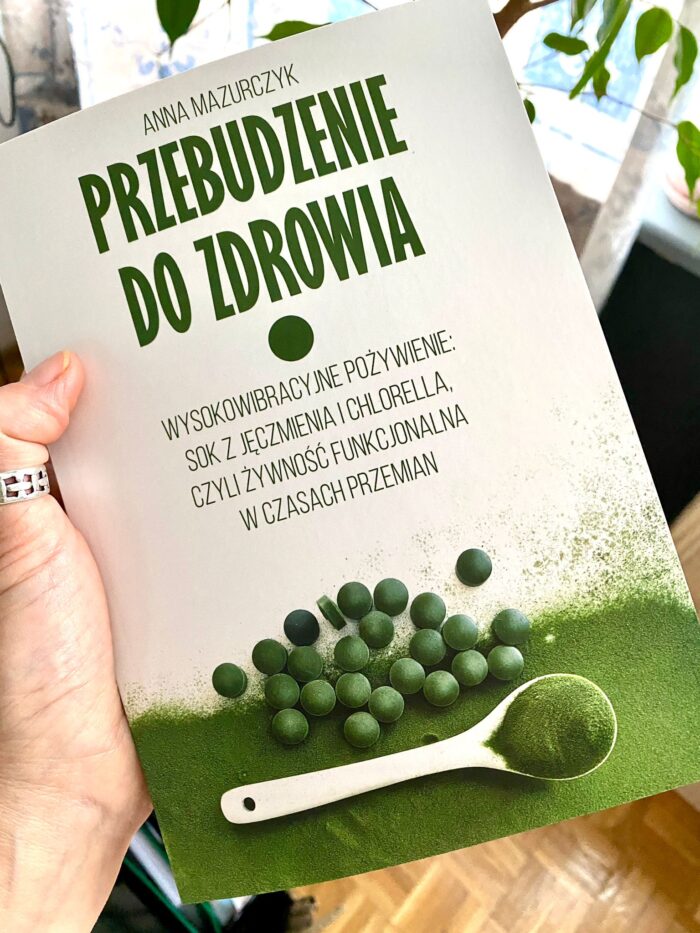 Okładka książki "Przebudzenie do Zdrowia" autorstwa Anny Mazurczyk. Tytuł podkreśla znaczenie zdrowego odżywiania, soku z jęczmienia i chlorelli oraz żywności funkcjonalnej w czasach przemian. Na okładce widoczna jest łyżeczka z chlorellą oraz tło nawiązujące do naturalnych składników.